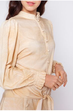 Camisa-Bege-Com-Botoes-Forrados-E-Manga-Bufante-close-detalhe
